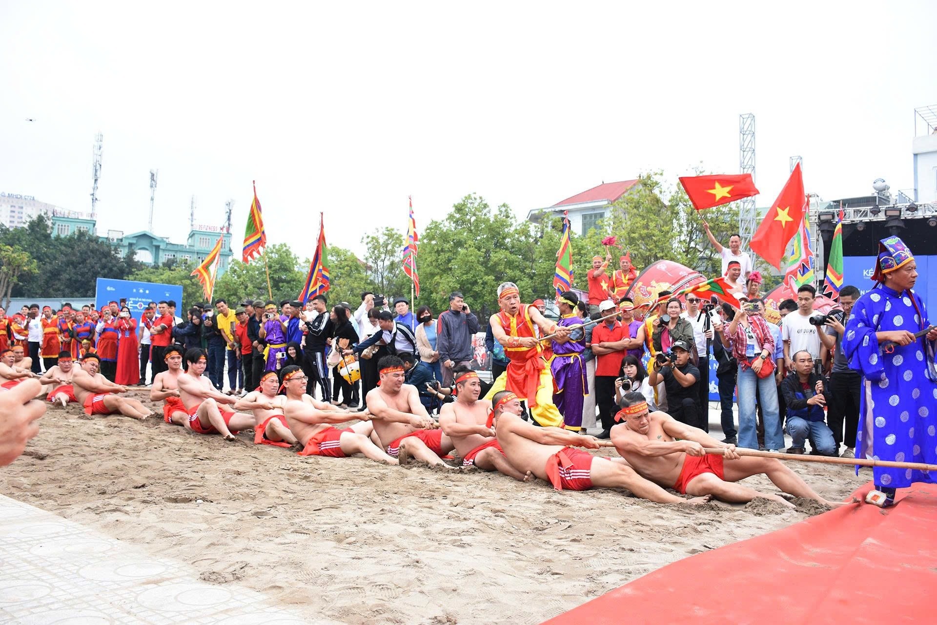 Trình diễn nghi lễ và trò chơi kéo co diễn ra sáng 16-11. Ảnh: Hoàng Lân