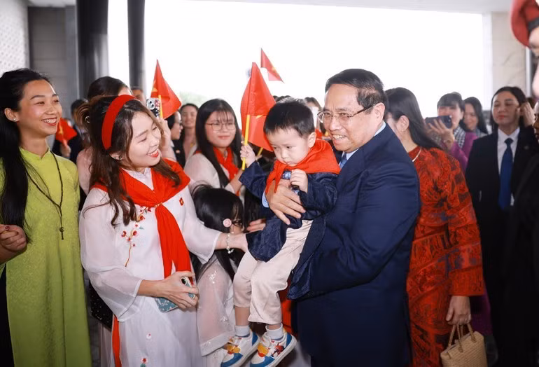 Chiều 16/11 (giờ địa phương), Thủ tướng Phạm Minh Chính cùng Phu nhân và Đoàn đại biểu cấp cao Việt Nam đến sân bay quốc tế Kuwait bắt đầu chuyến thăm chính thức Kuwait theo lời mời của Thủ tướng Nhà nước Kuwait Sheikh Ahmad Abdullah Al-Ahmad Al Sabah.