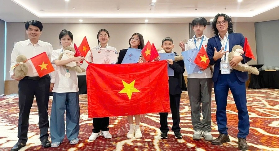 5 học sinh Việt Nam đã xuất sắc giành 2 Huy chương bạc và 3 Huy chương đồng tại Olympic vật lý trẻ thế giới năm 2025.