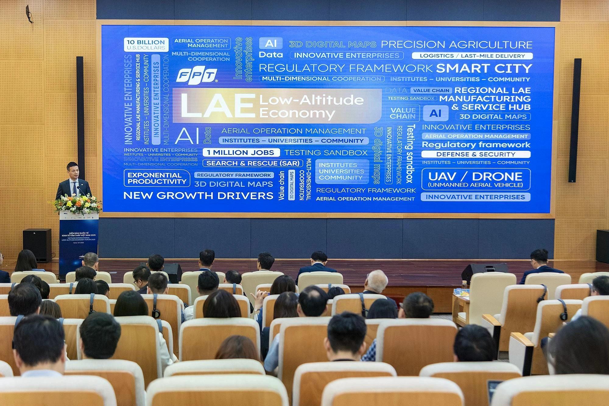 Ông Vũ Anh Tú, Giám đốc điều hành FPT UAV, phát biểu tại Diễn đàn Kinh tế tầm thấp 2025.