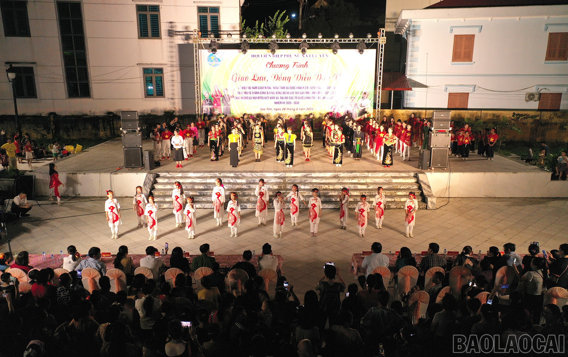 Quang cảnh đêm giao lưu. baolaocai-br_29-8-lucyen1.jpg