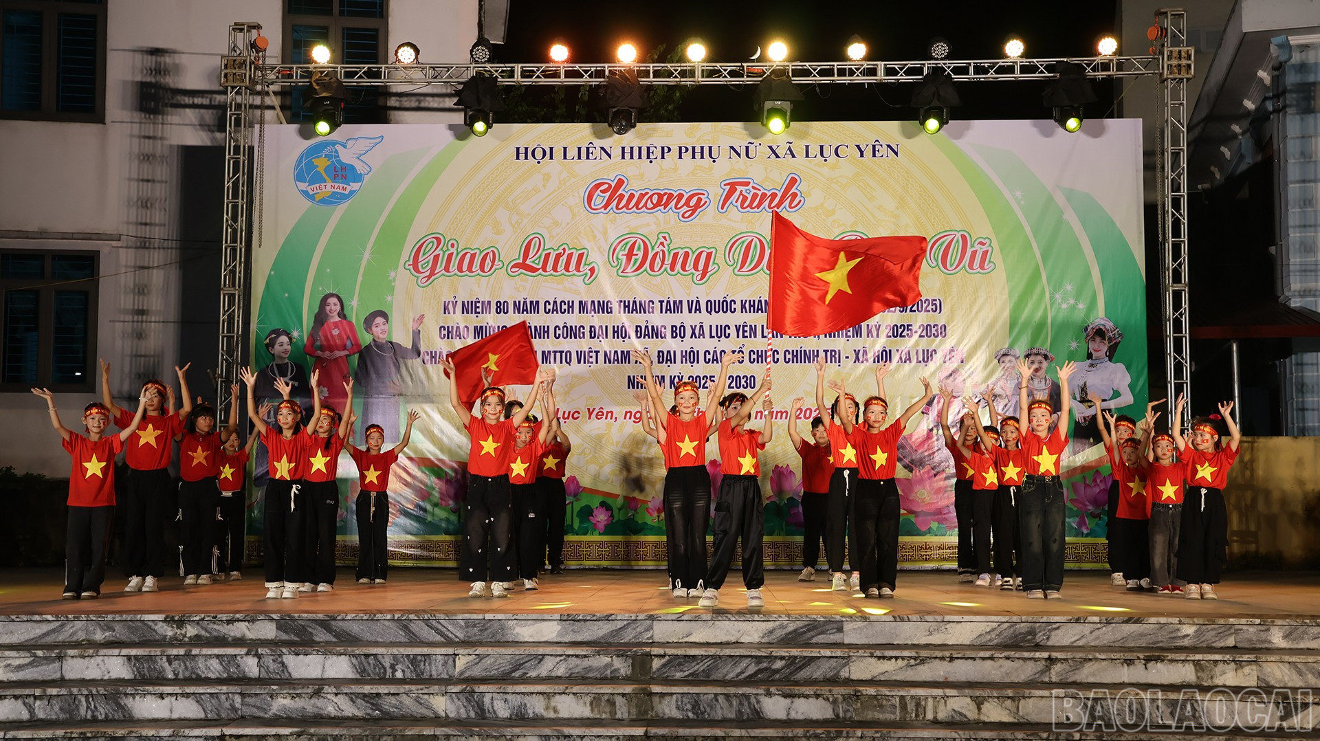 Một tiết mục dân vũ trong đêm giao lưu. baolaocai-br_29-8-lucyen2.jpg