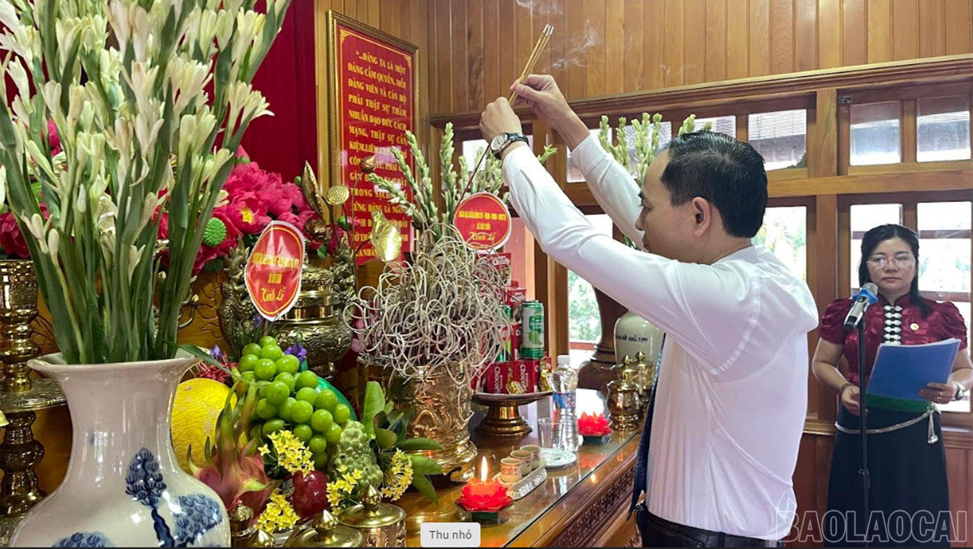 Đồng chí Đặng Duy Hiển – Bí thư Đảng ủy, Chủ tịch HĐND xã làm trưởng đoàn dâng hương tại Khu tưởng niệm Chủ tịch Hồ Chí Minh Nghĩa Lộ. baolaocai-br_vanchan2.jpg