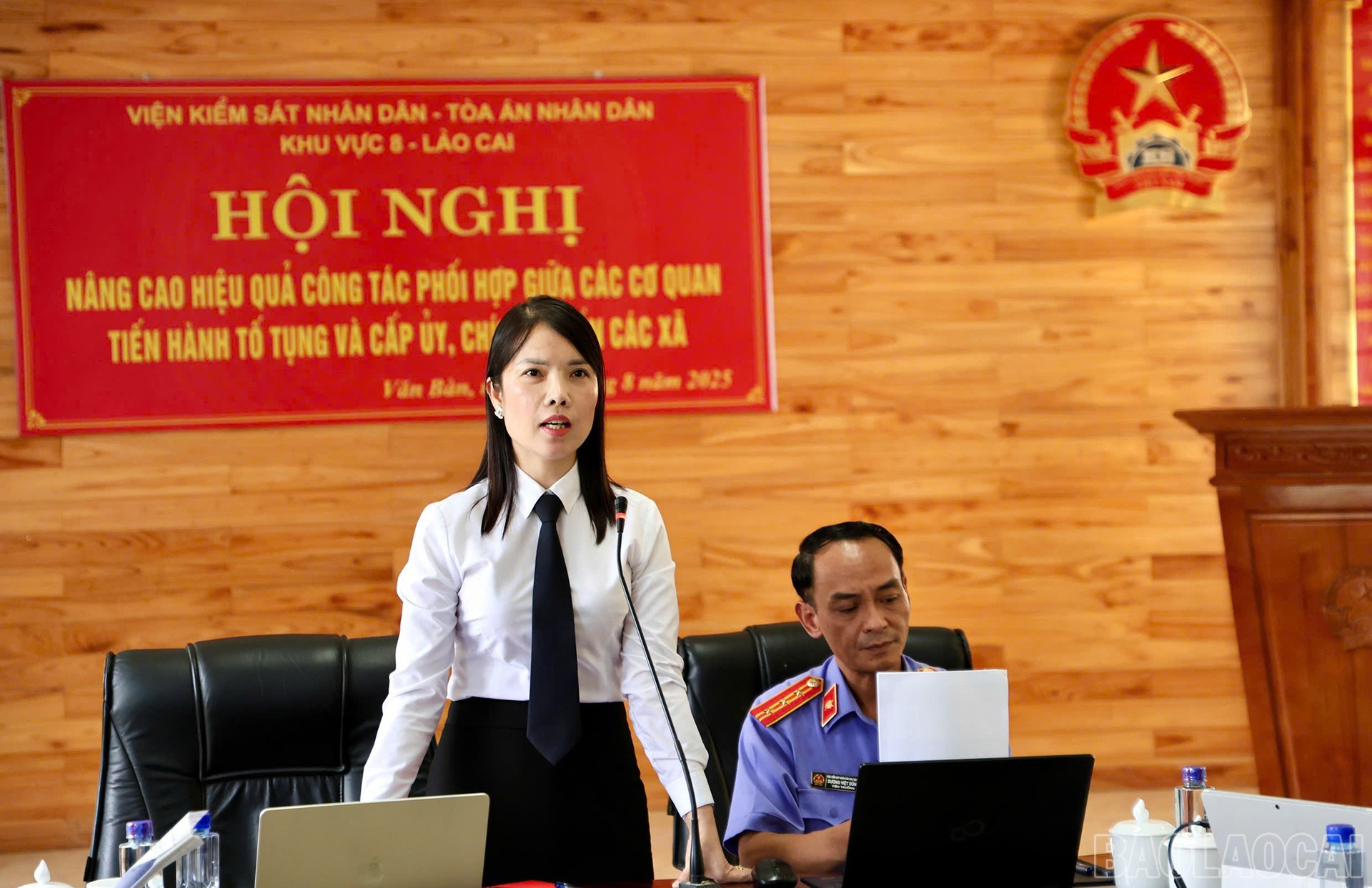 Đạih diện Tòa án nhân dân khu vực 8 phát biểu tại hội nghị. baolaocai-br_29-8-toa-an2.jpg