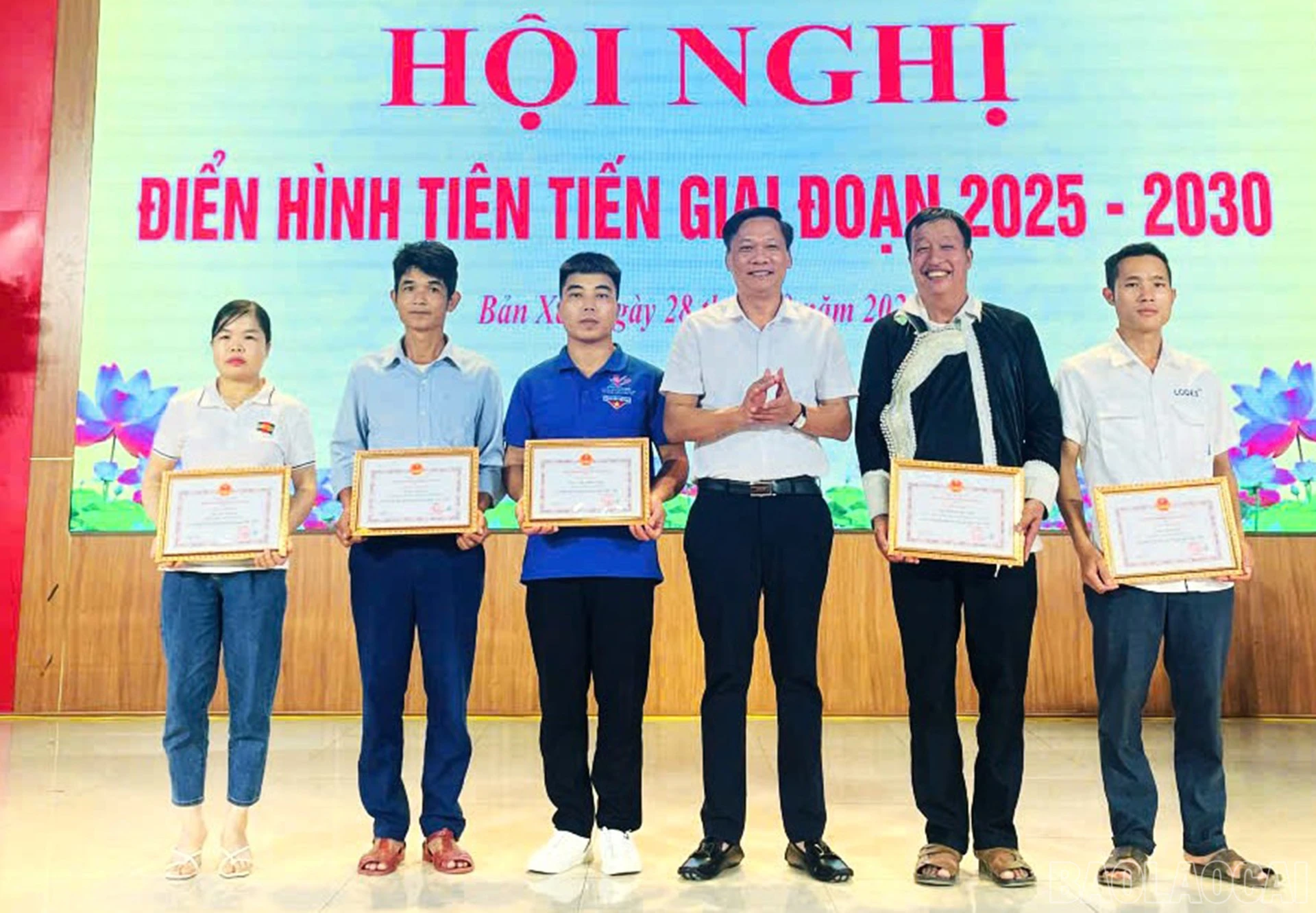 Lãnh đạo xã Bản Xèo trao giấy khen cho các tập thể, cá nhân có thành tích xuất sắc trong các phong trào thi đua.