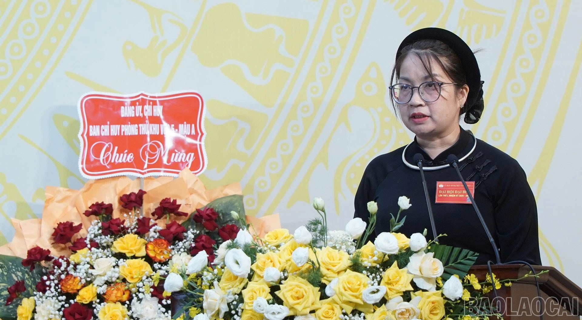 Đại biểu trình bày tham luận tại Đại hội. baolaocai-br_29-8-daibieu2.jpg