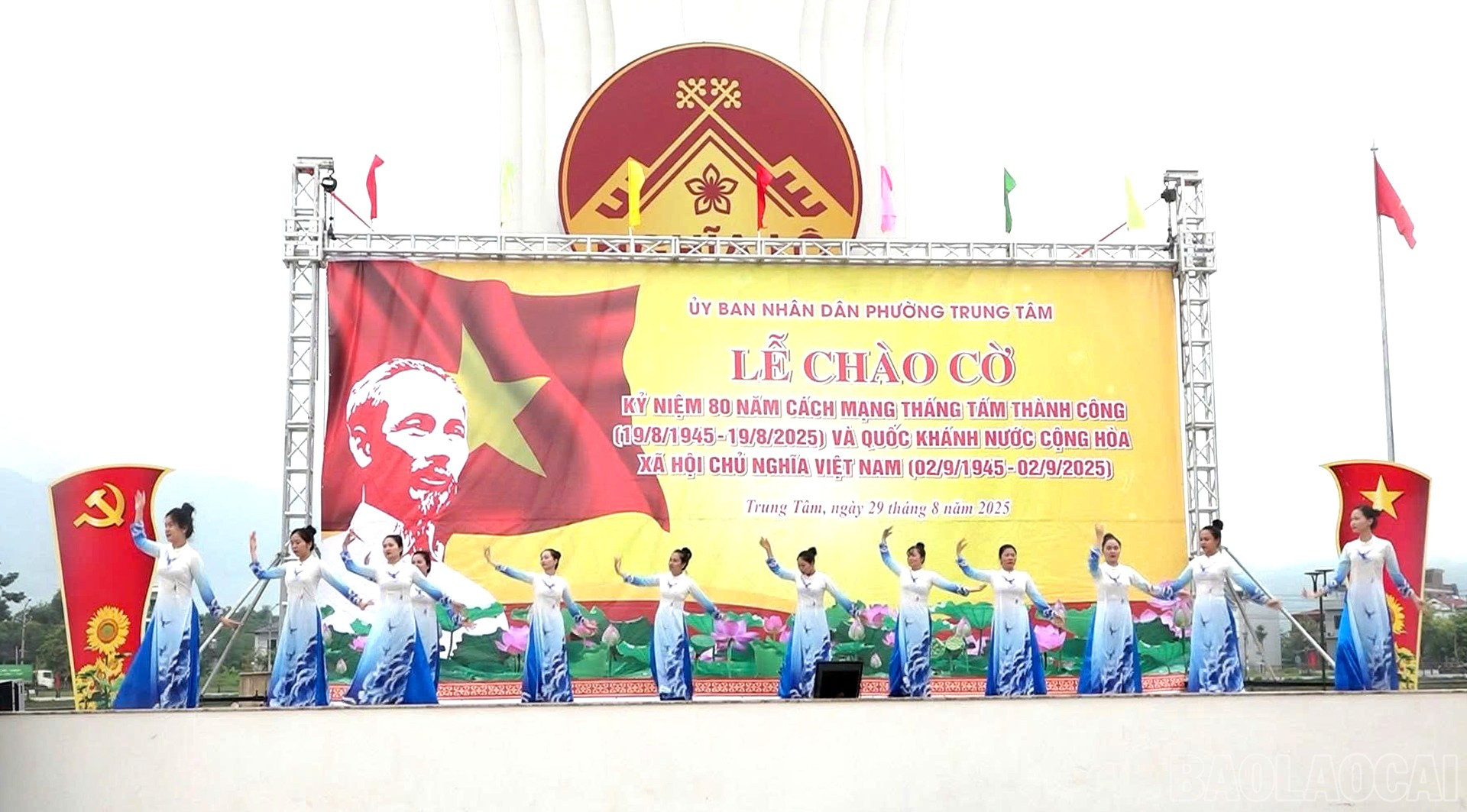 Một tiết mục văn nghệ tại buổi lễ. Một tiết mục văn nghệ tại buổi lễ.