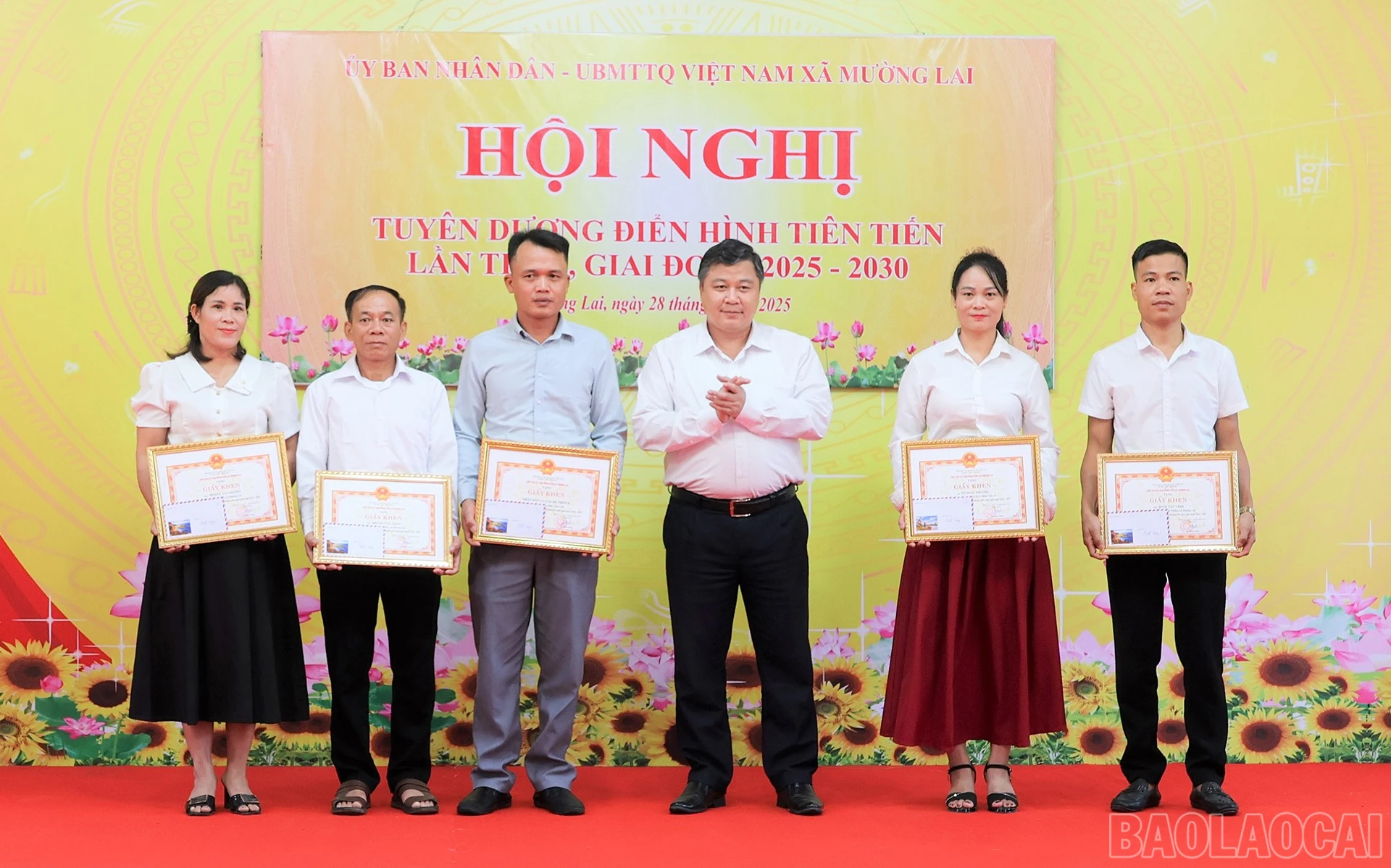 Các điển hình tiên tiến được trao tặng giấy khen.