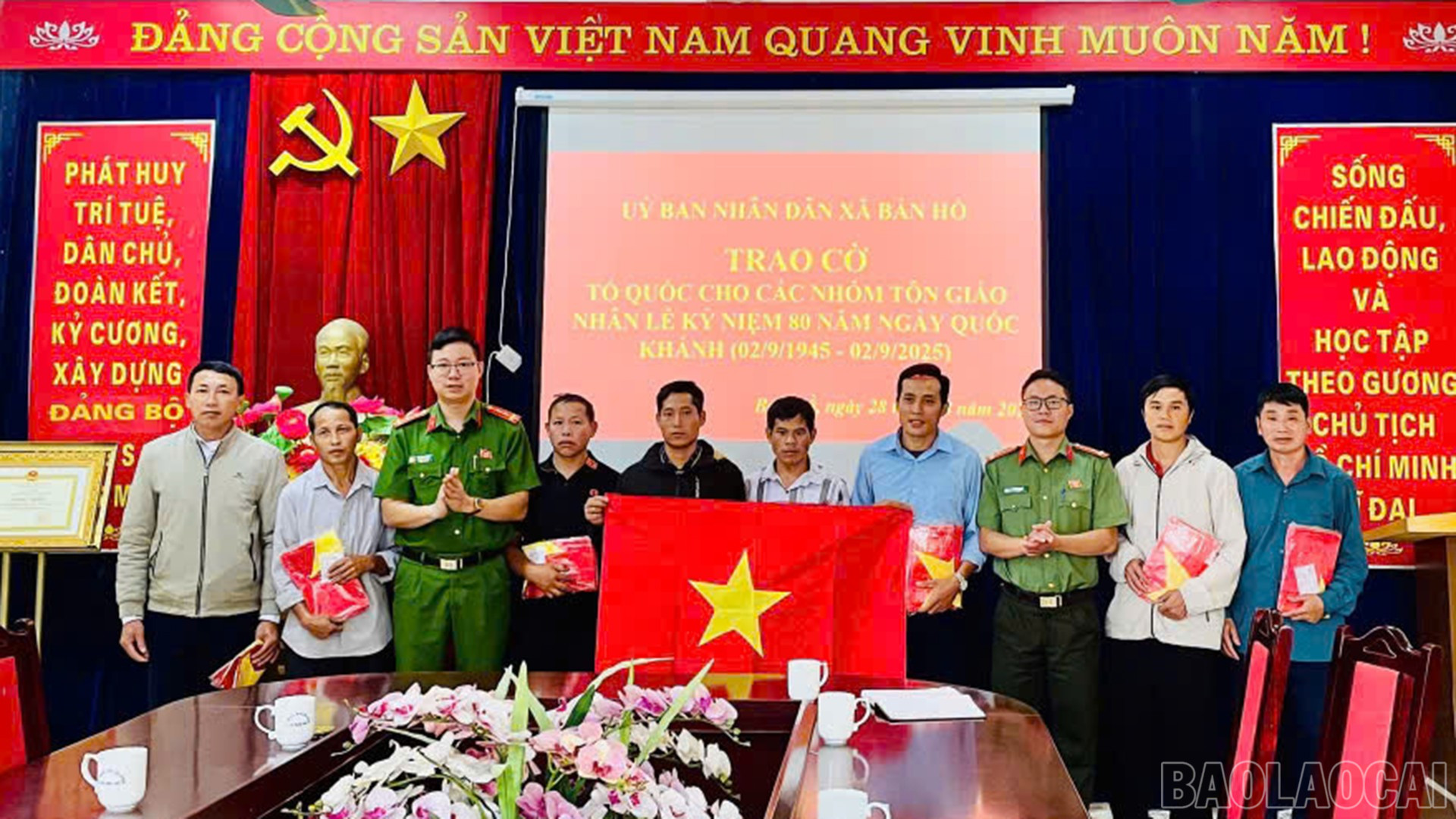 UBND xã và Công an xã Bản Hồ trao tặng lá cờ Tổ quốc cho đại diện điểm nhóm đạo trên địa bàn xã. baolaocai-br_29-8-co1.jpg