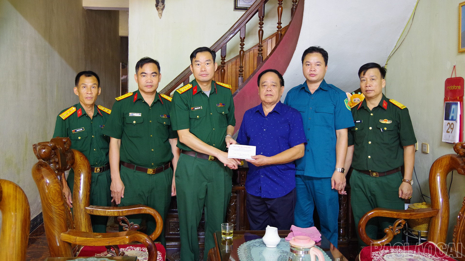 Thừa ủy quyền của Quân ủy Trung ương - Bộ Quốc phòng, Đại tá Hoàng Văn Toàn - Phó Chính ủy Bộ CHQS tỉnh trao quà cho gia đình chính sách trên địa bàn tỉnh baolaocai-br_29-8-bochqs4.jpg