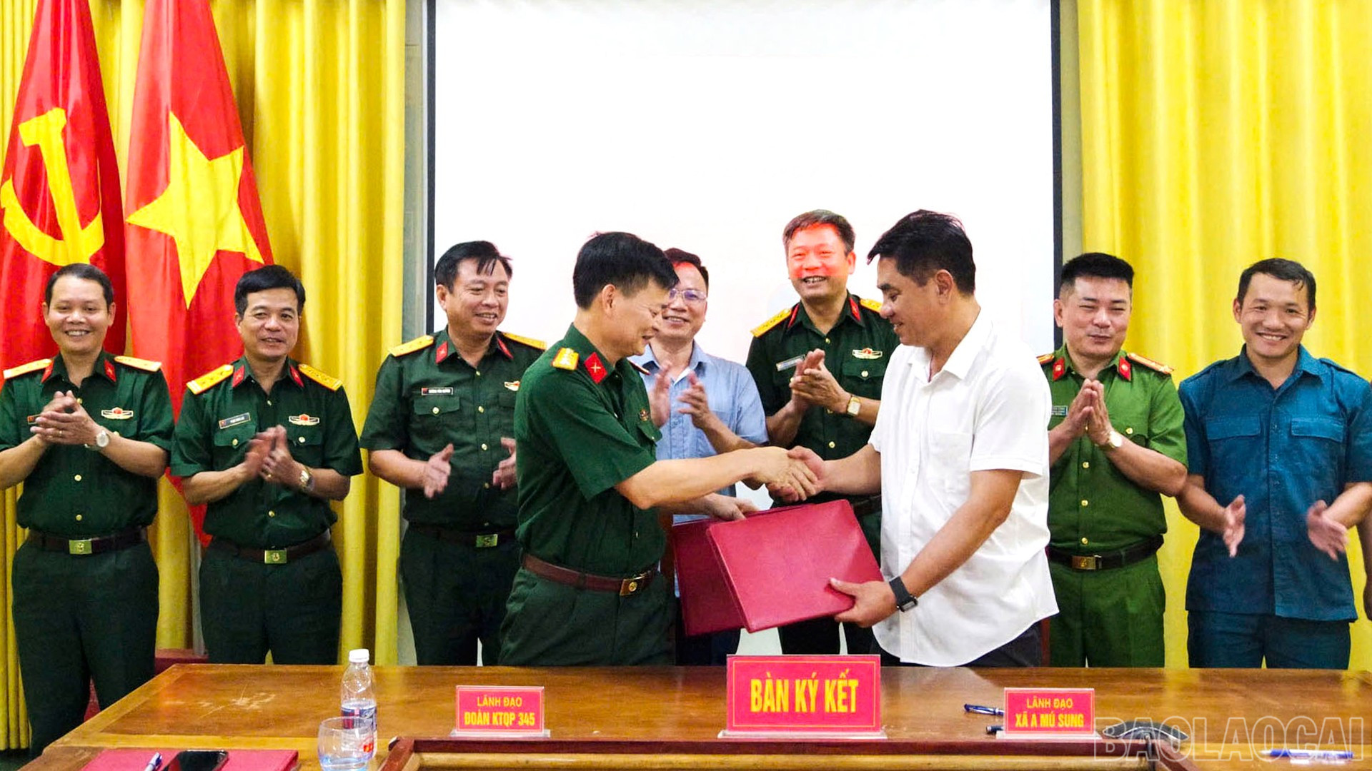 Hai đơn vị thực hiện ký kết nghĩa. baolaocai-br_29-8-ketnghia2.jpg