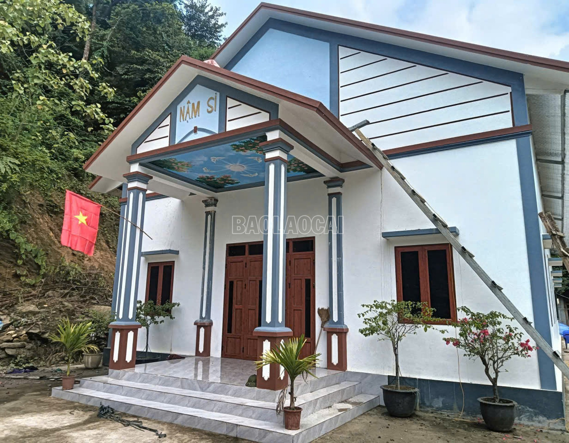 Những lá cờ Tổ quốc được các điểm nhóm và hộ gia đình treo trang trọng hưởng ứng chào mừng 80 năm Cách mạng tháng Tám và Quốc khánh 2/9 baolaocai-c_29-8-co2.jpg