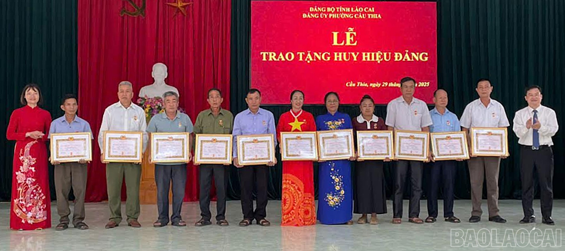 Các đảng viên lão thành được trao Huy hiệu Đảng trong buổi lễ. baolaocai-br_29-8-cauthia3.jpg