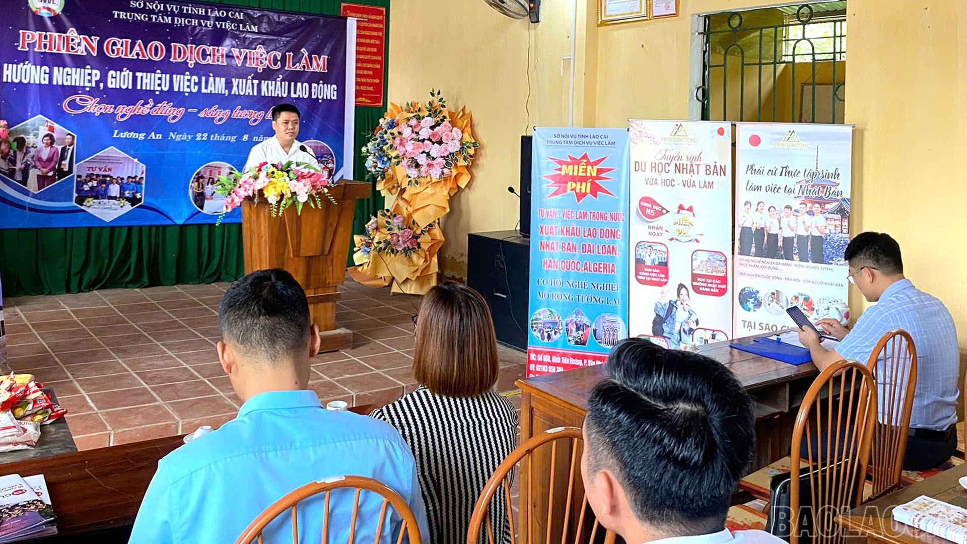 Phiên giao dịch việc làm hướng nghiệp, giới thiệu việc làm, xuất khẩu lao động tại xã Hưng Khánh. baolaocai-br_29-8-giaodichvieclam.jpg