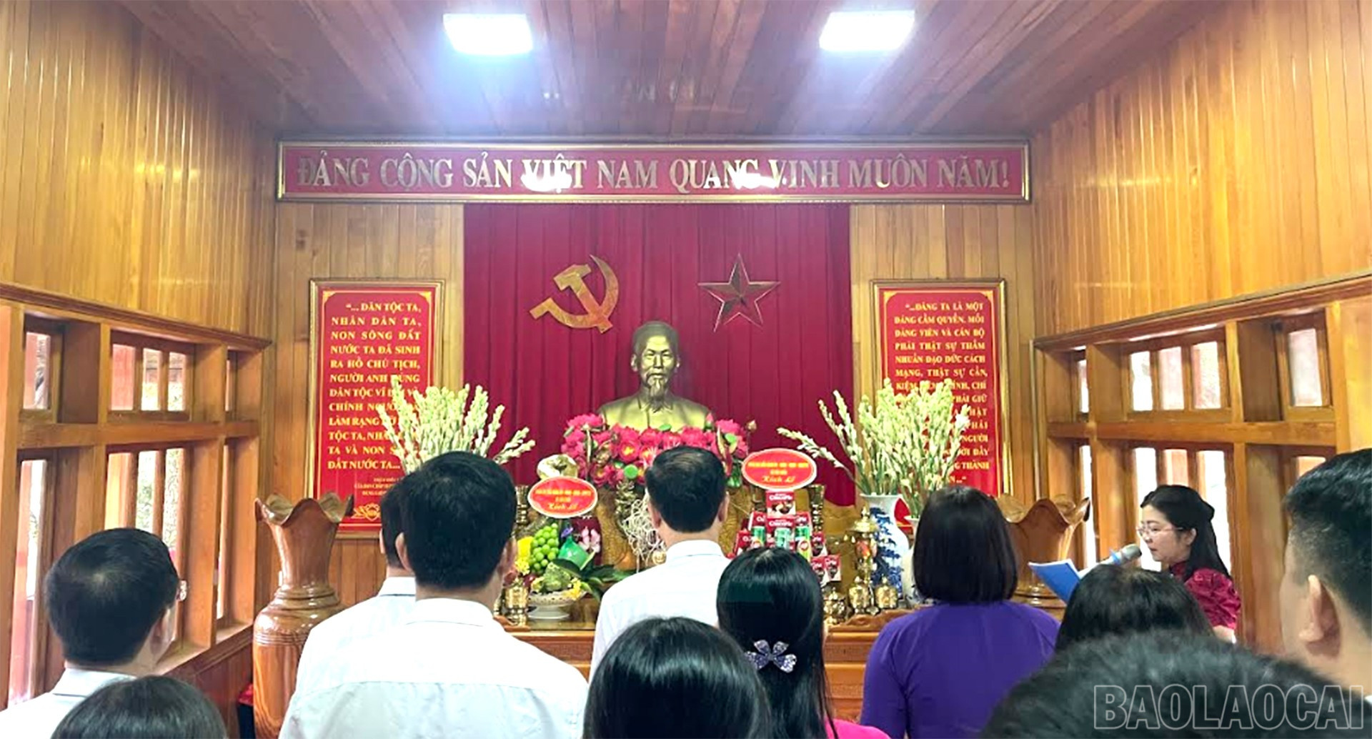 Đoàn đại biểu xã Văn Chấn dâng hương, hoa tại Khu tưởng niệm Chủ tịch Hồ Chí Minh Nghĩa Lộ. baolaocai-br_29-8-vanchan1.jpg