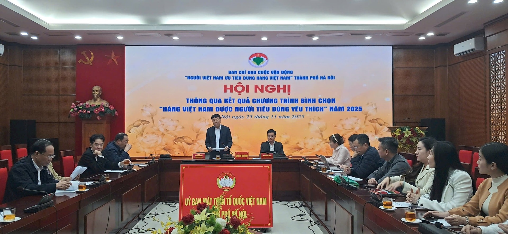 Ban Chỉ đạo Cuộc vận động &quot;Người Việt Nam ưu tiên dùng hàng Việt Nam&quot; thành phố Hà Nội thông qua kết quả bình chọn hàng Việt Nam được yêu thích. Ảnh: Thanh Hiền