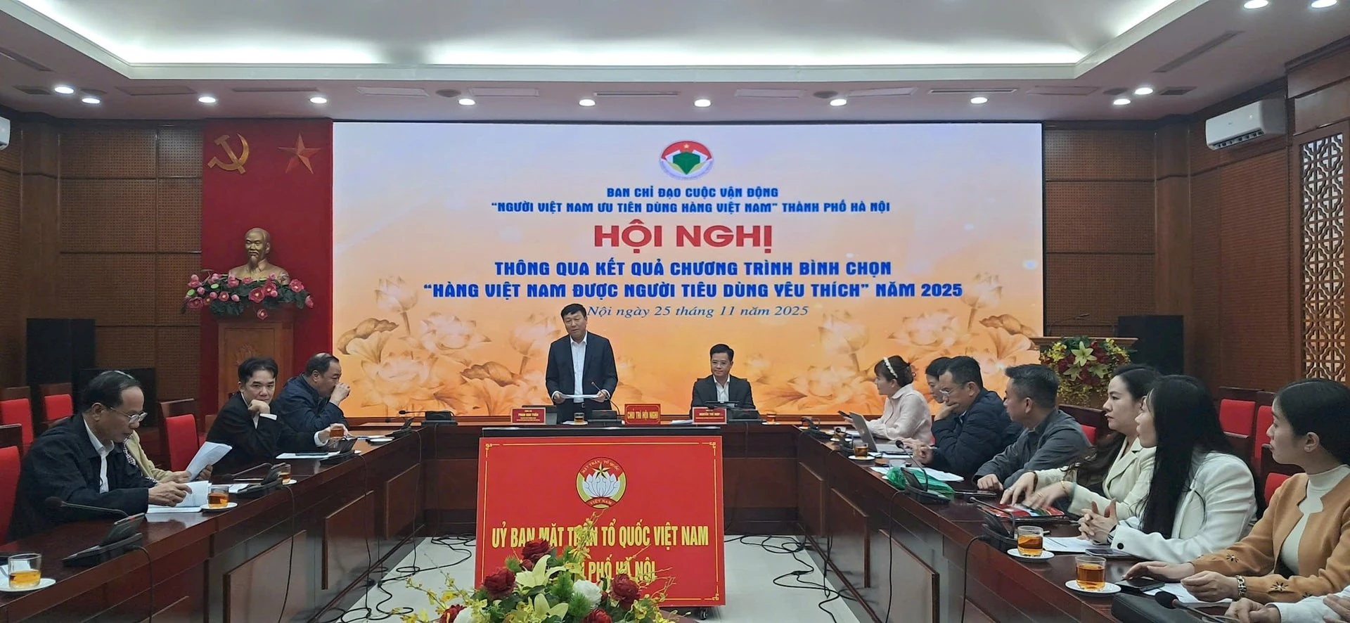 Ban Chỉ đạo Cuộc vận động "Người Việt Nam ưu tiên dùng hàng Việt Nam" thành phố Hà Nội thông qua kết quả bình chọn hàng Việt Nam được yêu thích. Ảnh: Thanh Hiền