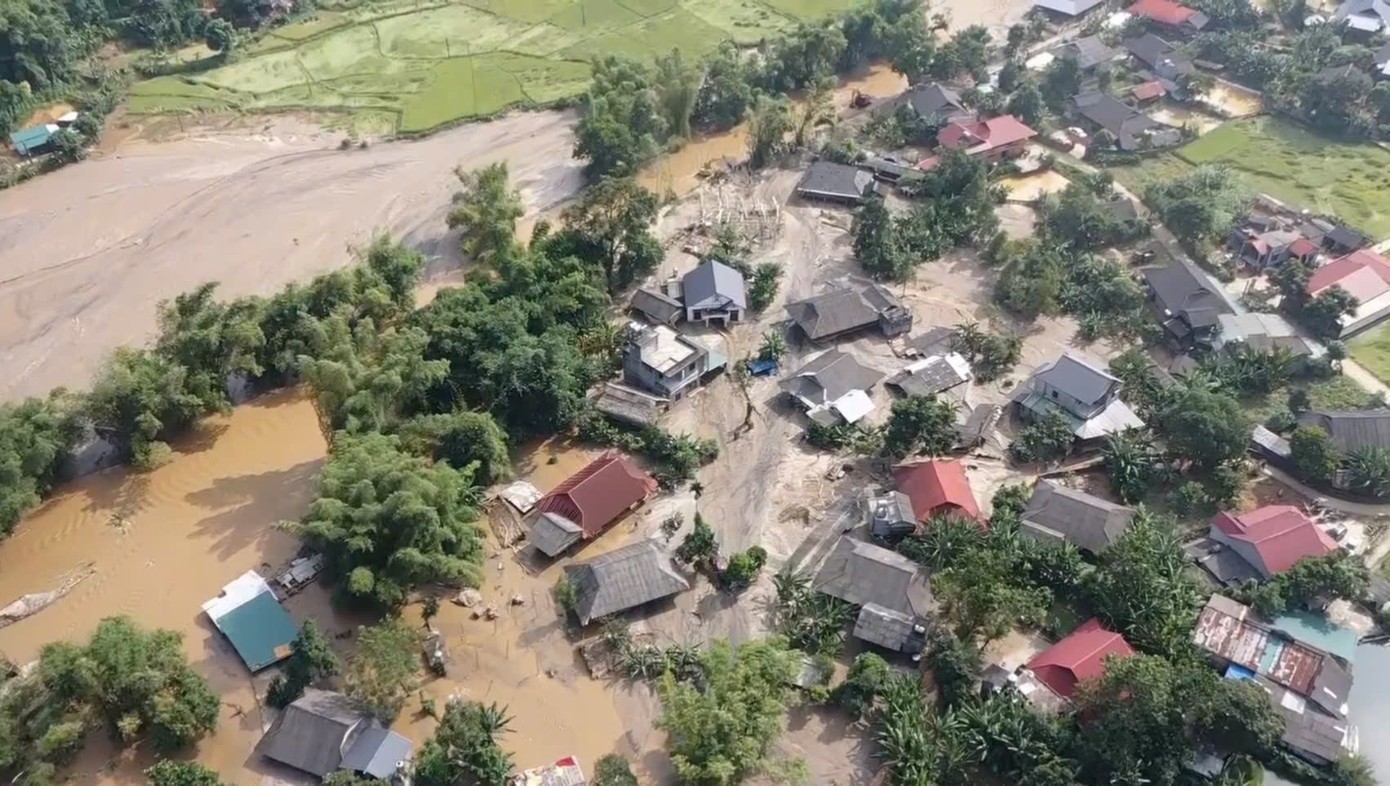 Lượng lớn cát vàng tràn vào thôn Làng Chút, xã Văn Bàn sau bão lũ.
