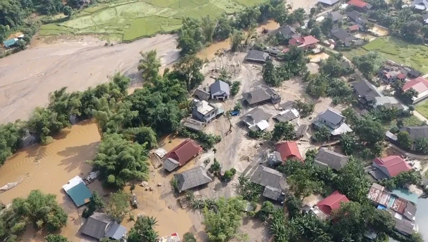 Lượng lớn cát vàng tràn vào thôn Làng Chút, xã Văn Bàn sau bão lũ.