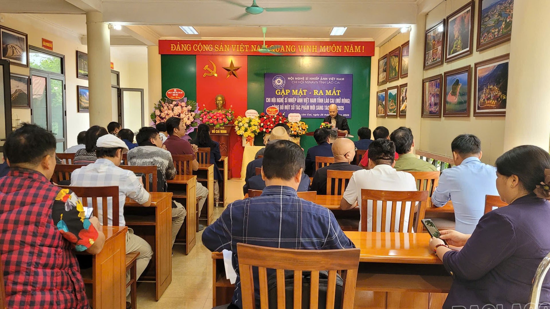 Quang cảnh buổi ra mắt Chi hội Nghệ sĩ Nhiếp ảnh Việt Nam tỉnh Lào Cai. 25-10-anh1.jpg