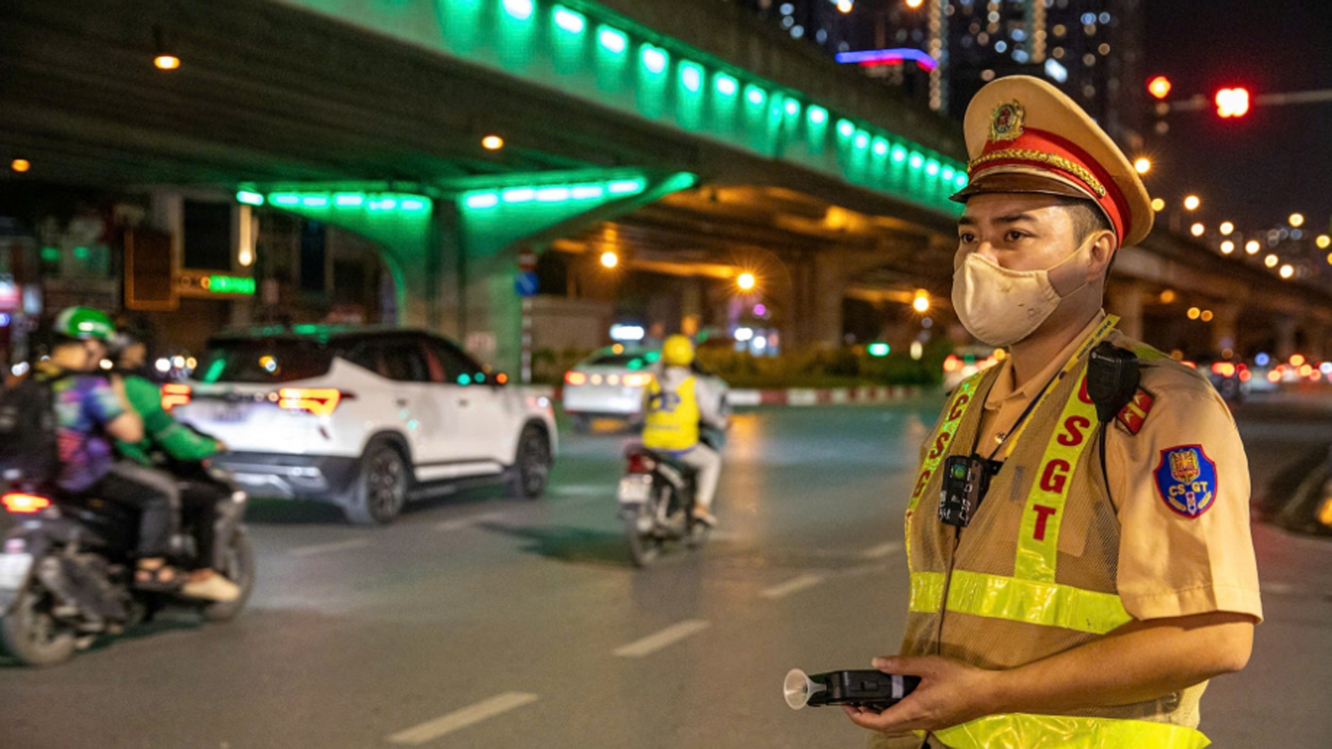 CSGT Hà Nội kiểm tra vi phạm nồng độ cồn tại đường Khuất Duy Tiến. 25-10-csgt.jpg