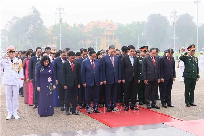 Tổng Bí thư Tô Lâm cùng các đồng chí Lãnh đạo Đảng, Nhà nước và Đại biểu Quốc hội khóa XVI kính cẩn tưởng niệm Chủ tịch Hồ Chí Minh.