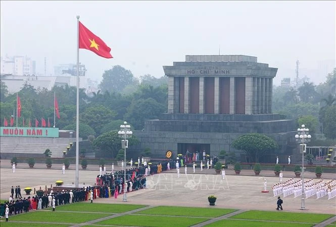 Đại biểu Quốc hội khóa XVI vào Lăng viếng Chủ tịch Hồ Chí Minh.