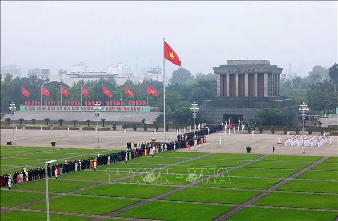 Đại biểu Quốc hội khóa XVI vào Lăng viếng Chủ tịch Hồ Chí Minh.