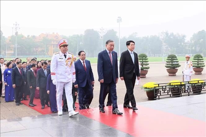 Tổng Bí thư Tô Lâm dẫn đầu Đoàn Đại biểu Quốc hội khóa XVI vào Lăng viếng Chủ tịch Hồ Chí Minh.