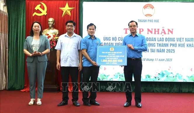 Tổng Liên đoàn Lao động Việt Nam trao 1 tỷ đồng cho thành phố Huế nhằm hỗ trợ khắc phục hậu quả thiên tai.