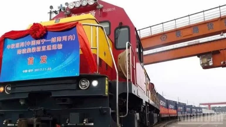 Việc kết nối bằng đường sắt thông qua Trung Quốc hiện nay là thuận lợi nhất để vận chuyển hàng hóa đến Trung Quốc và từ Trung Quốc đi tiếp sang các nước thứ ba.