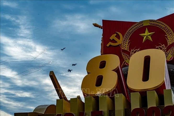 Máy bay tiêm kích trình diễn tại khu vực Quảng trường Ba Đình.