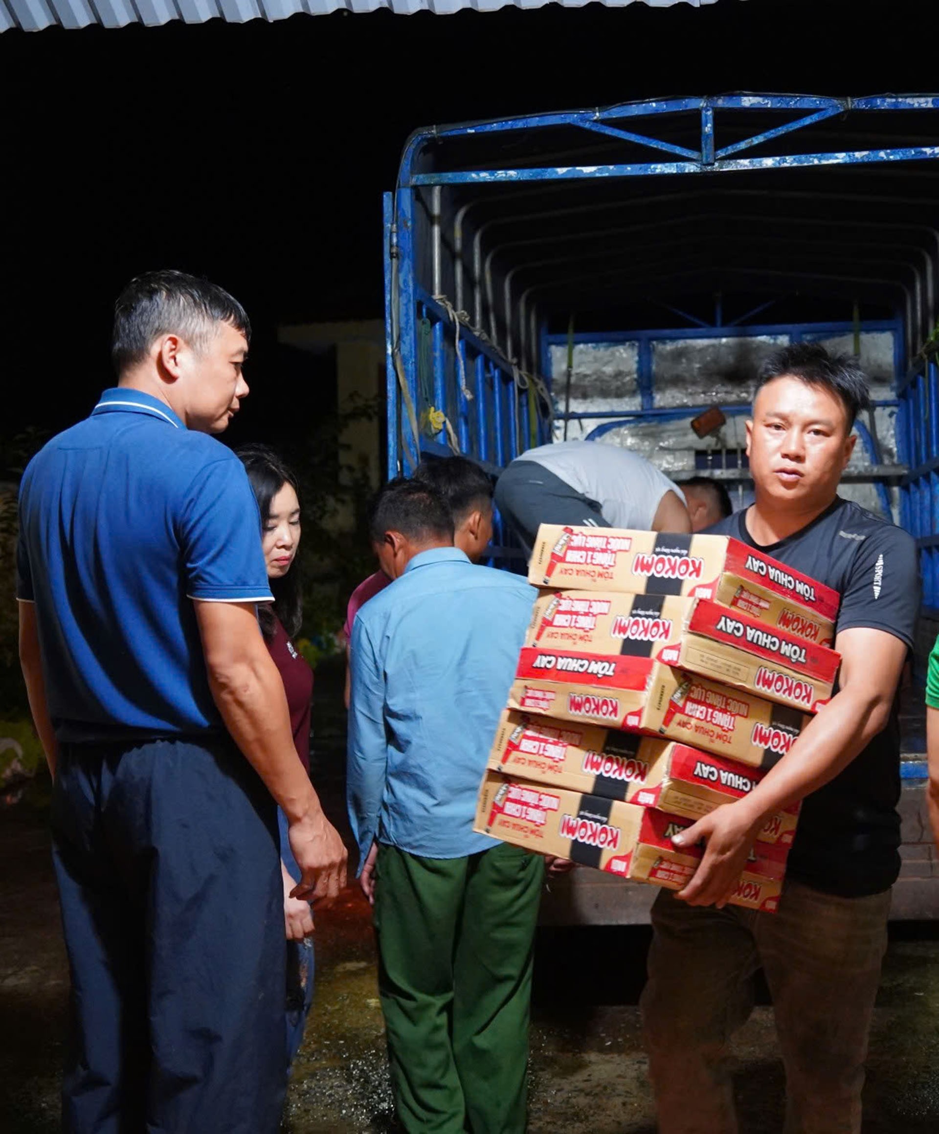 Xã Mường Khương hỗ trợ mì tôm và nước uống cho các hộ phải sơ tán để phòng tránh thiên tai. 3333.jpg