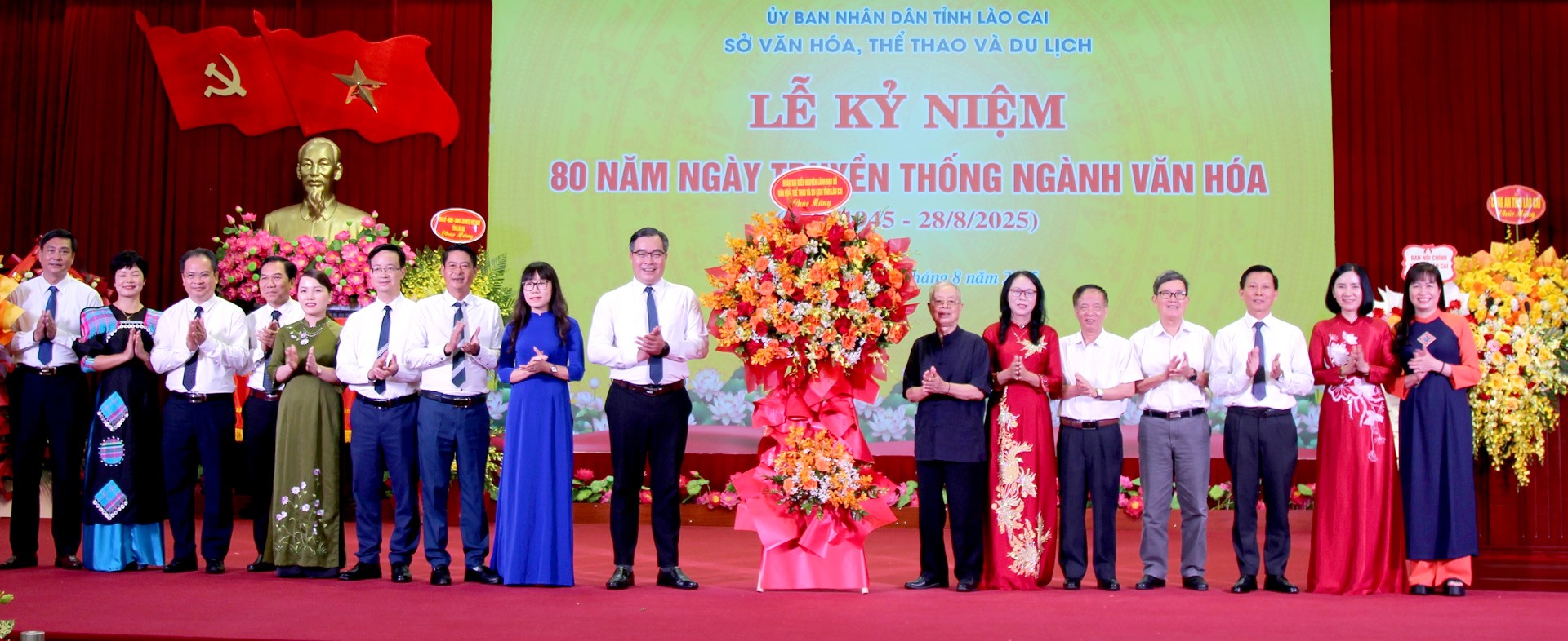 Các đồng chí nguyên lãnh đạo công tác trong Ngành Văn hóa tặng hoa chúc mừng. 24080anh4.jpg