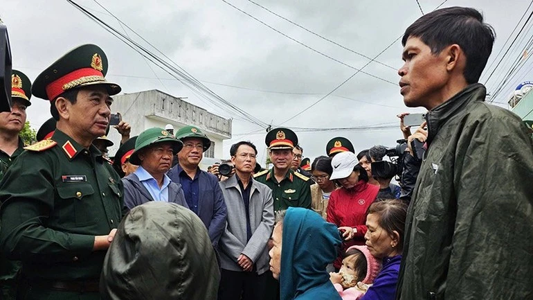 Đại tướng Phan Văn Giang thăm hỏi người dân vùng "rốn lũ".