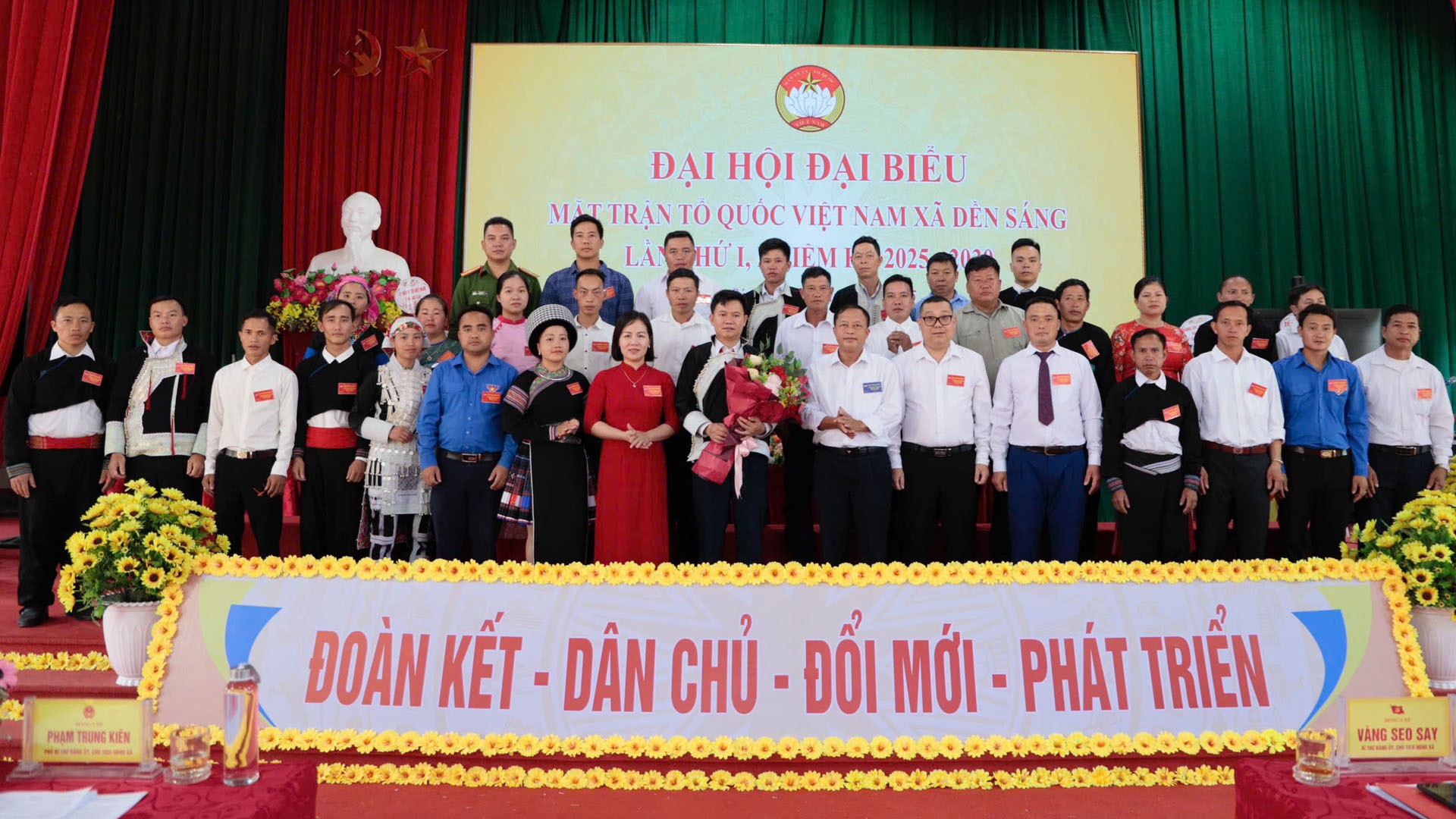 Ra mắt ủy viên Ủy ban Mặt trận Tổ quốc xã Dền Sáng khóa I. 03.jpg