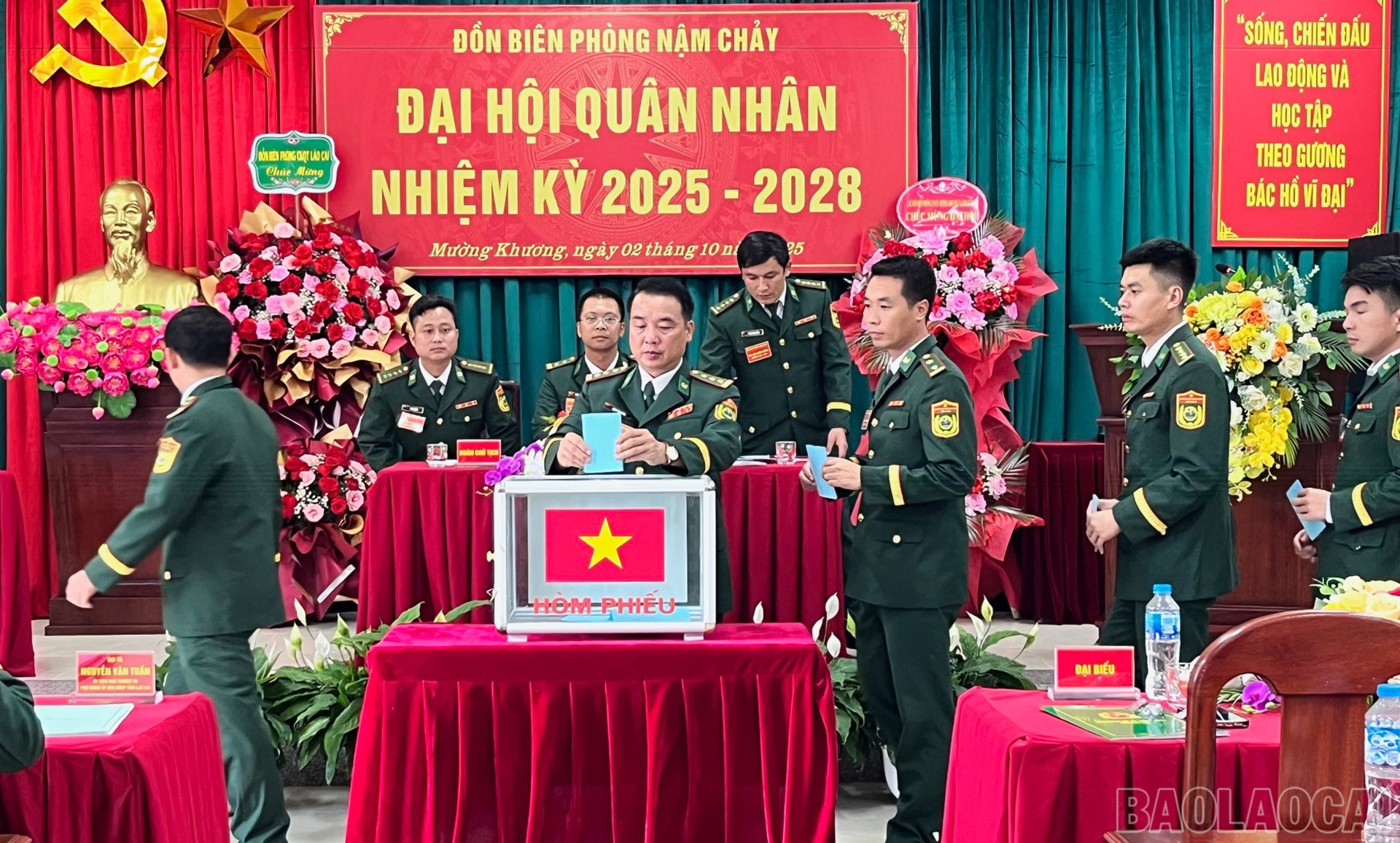 Các đại biểu bỏ phiếu Bầu Chủ tịch hội đồng quân nhân nhiệm kỳ 2025 - 2028. baolaocai-br_3-10-daihoi2.jpg