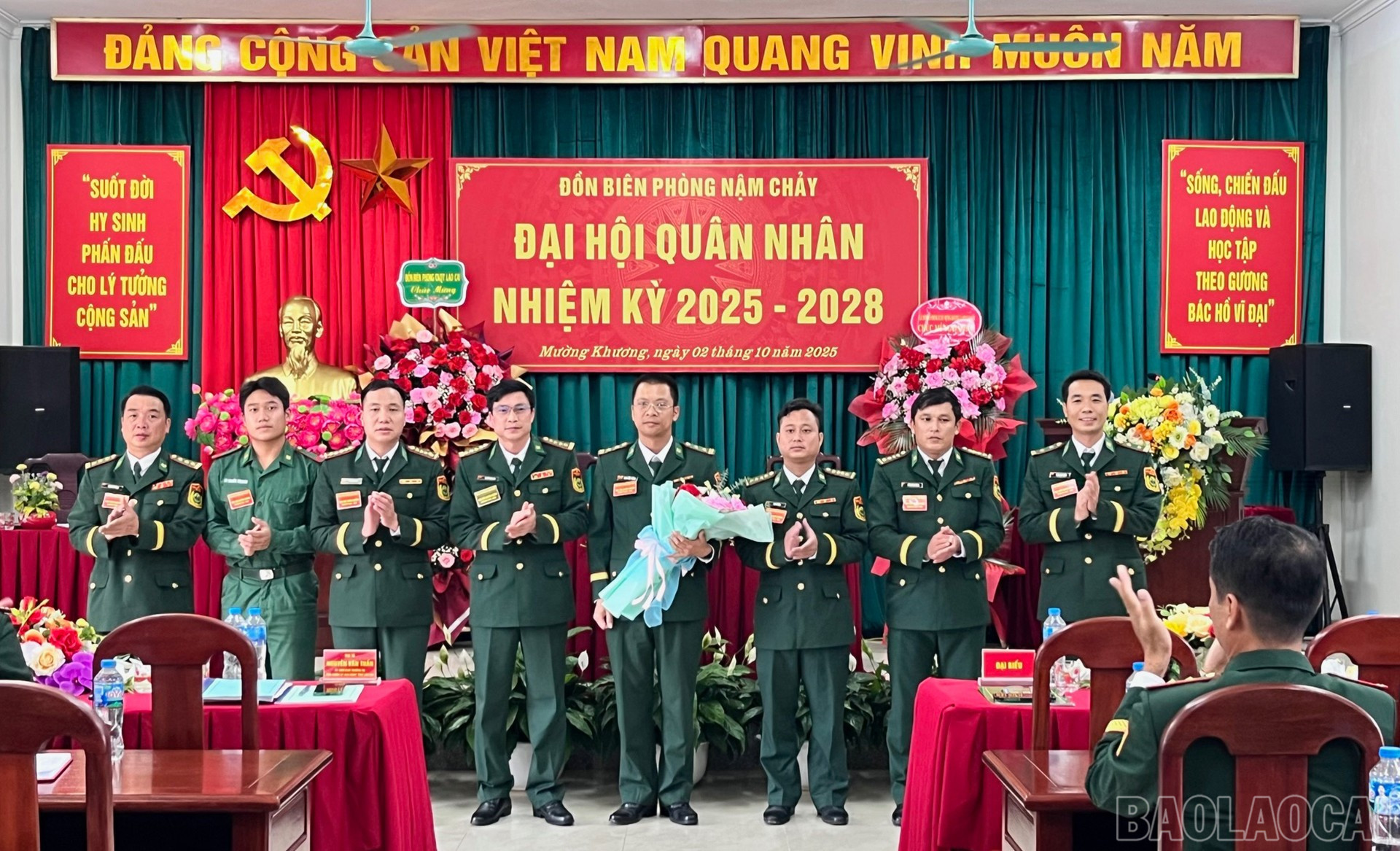 Đại tá Nguyễn Văn Tuấn - Phó Chính ủy Ban Chỉ huy Bộ đội biên phòng tỉnh tặng hoa chúc mừng hội đồng quân nhân nhiệm kỳ 2025 - 2028 tặng hoa chúc mừng hội đồng quân nhân nhiệm kỳ 2025 - 2028. baolaocai-br_3-10-daihoi3.jpg