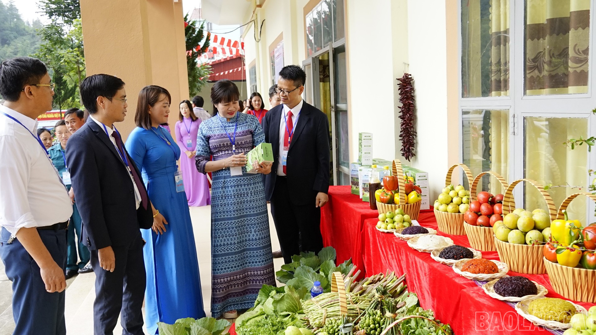 Các đại biểu tham quan gian hàng trưng bày sản phẩm nông sản của địa phương. baolaocai-br_dsc3182.jpg