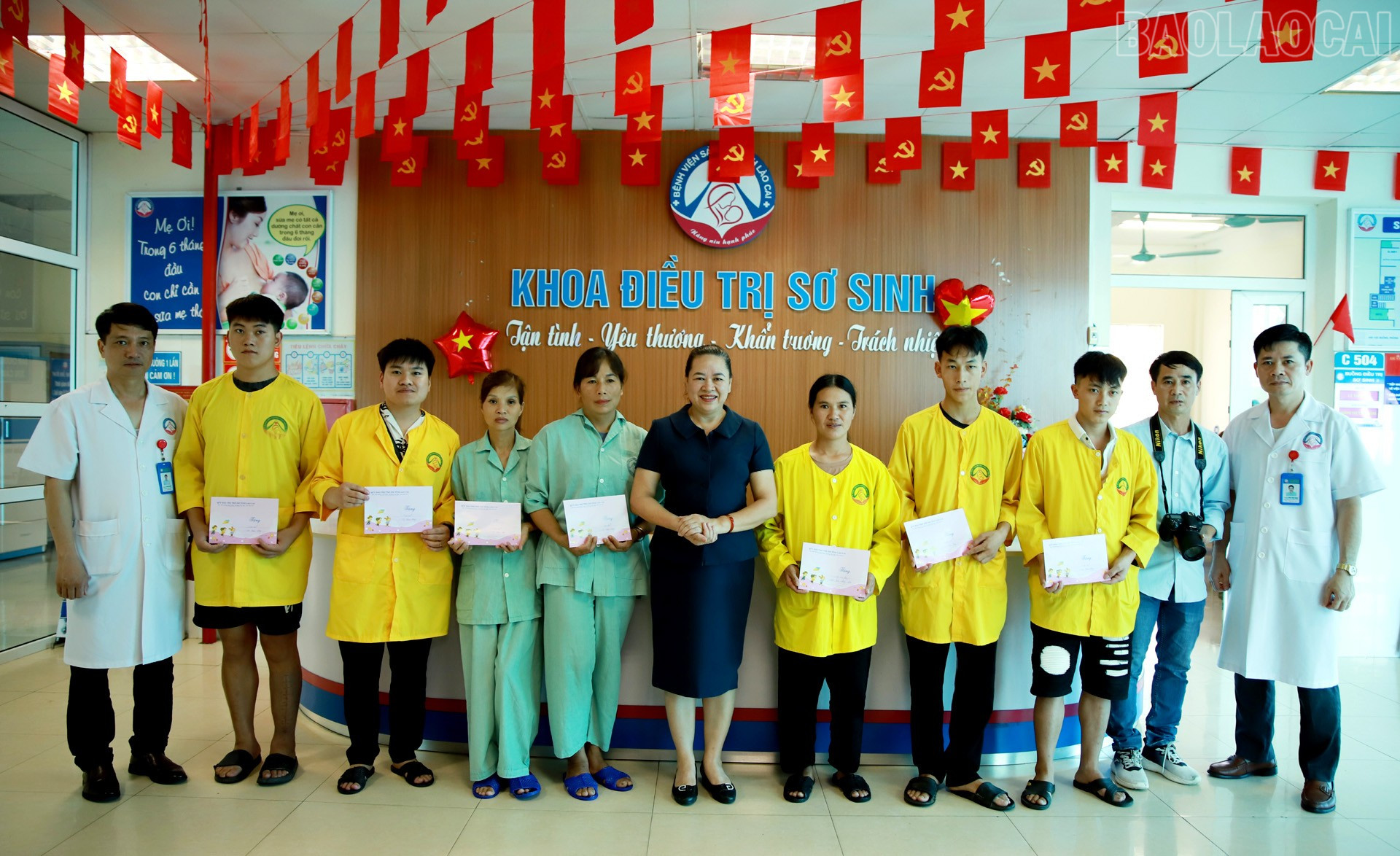Đoàn thăm, tặng quà Tết trung thu tại Bệnh viện Sản - Nhi, Bệnh viện Phục hồi chức năng tỉnh. baolaocai-tr_4-1.jpg