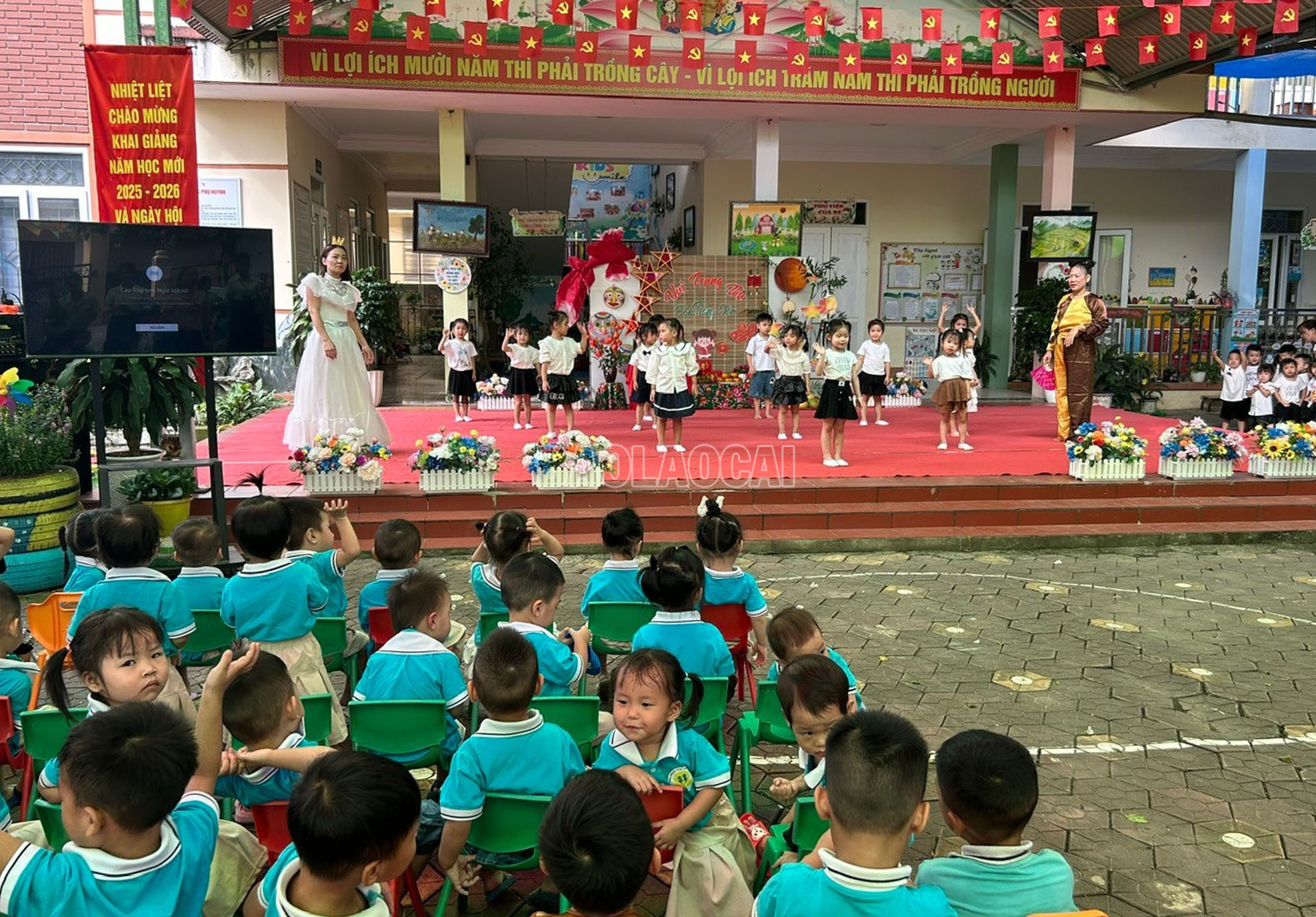 Trở lại trường sau mưa lũ, Trường Mầm non Âu Lâu đã tổ chức Tết Trung thu cho học sinh tại trường. baolaocai-c_3-10-trungthu-aulau.jpg