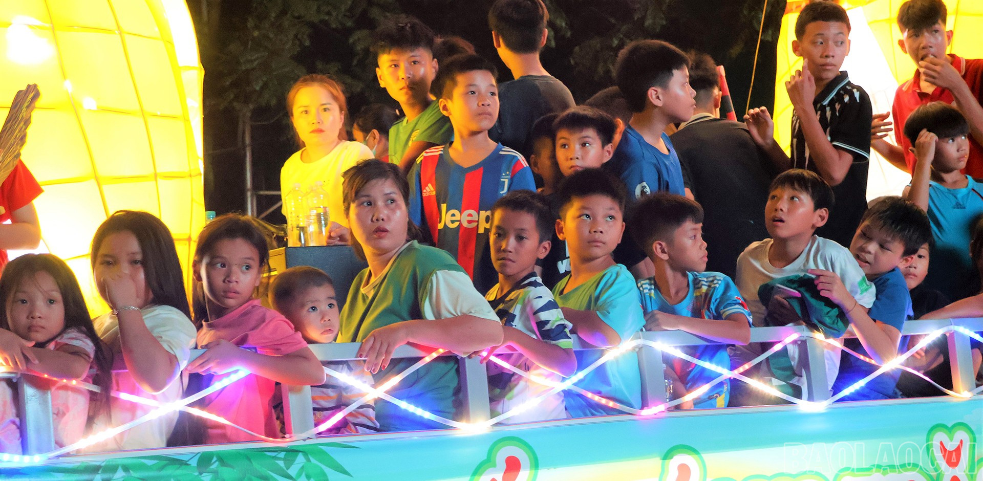 Rất đông người dân và trẻ em háo hức chờ đón chương trình. baolaocai-br_3-10-lucyen3.jpg