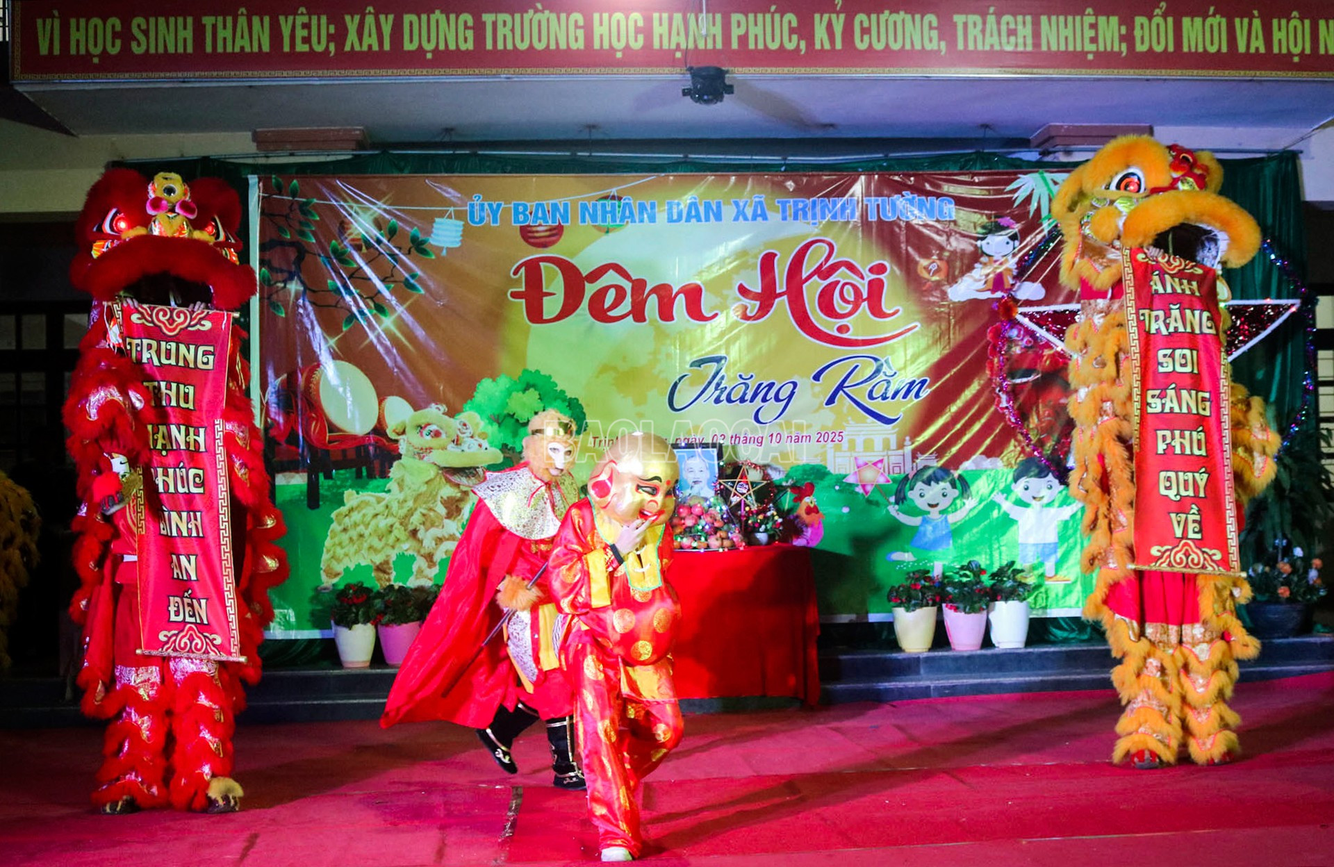 Màn múa lân thu hút sự quan tâm của học sinh. baolaocai-c_3-10-trinhtuong2.jpg