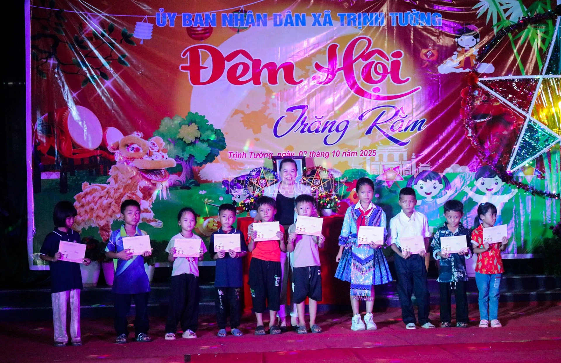 Lãnh đạo Sở Y tế tỉnh Lào Cai trao học bổng cho học sinh nghèo vượt khó.