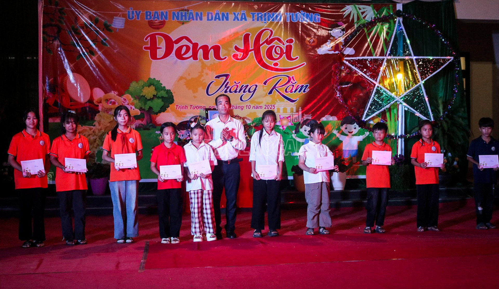 Đại diện Công ty TNHH Tổng hợp Minh Đức trao học bổng cho học sinh. baolaocai-c_3-10-trinhtuong5.jpg