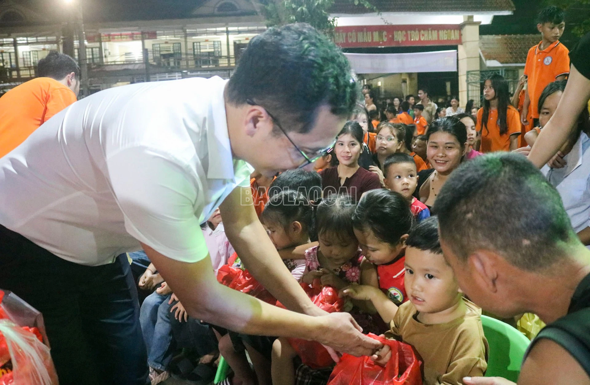Các đồng chí lãnh đạo tỉnh, xã trao quà Trung thu cho học sinh.