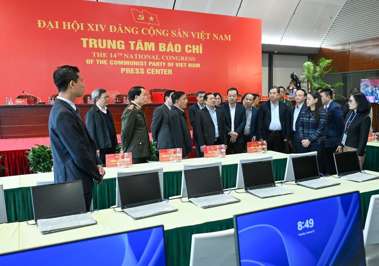 Thường trực Ban Bí thư Trần Cẩm Tú kiểm tra Trung tâm Báo chí Đại hội XIV.