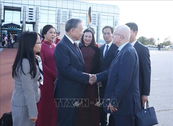 Tổng Bí thư Tô Lâm và Phu nhân rời thủ đô Sofia, kết thúc tốt đẹp chuyến thăm chính thức Cộng hòa Bulgaria. Tổng Bí thư Tô Lâm và Phu nhân rời thủ đô Sofia, kết thúc tốt đẹp chuyến thăm chính thức Cộng hòa Bulgaria.