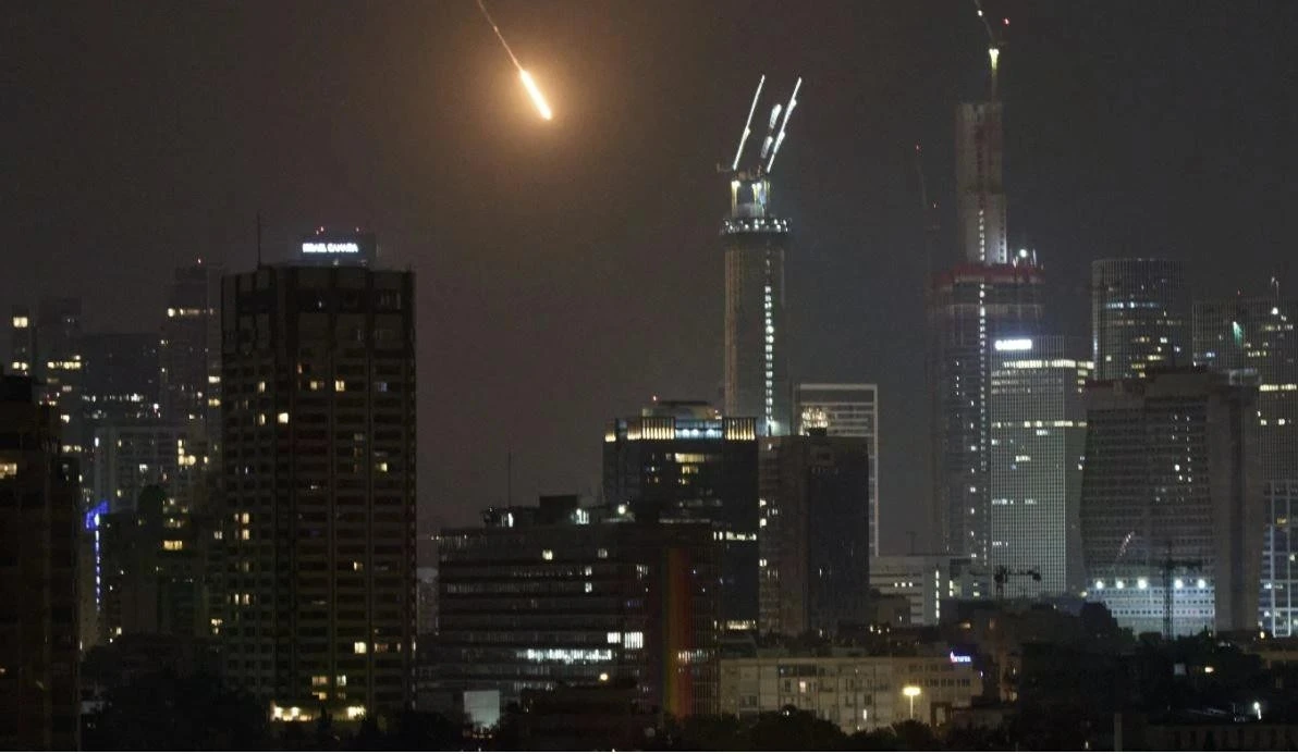 Một cuộc tấn công của Iran vào cơ sở hạ tầng Israel. Ảnh: AP