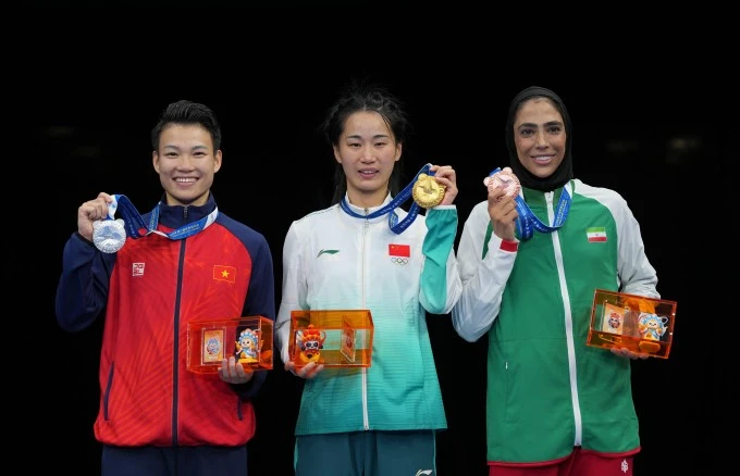 Nguyễn Thị Thu Thủy (trái) nhận HC bạc wushu đối kháng dưới 60kg nữ, tại World Games ở Thành Đô, Tứ Xuyên, Trung Quốc ngày 12/8/2025.